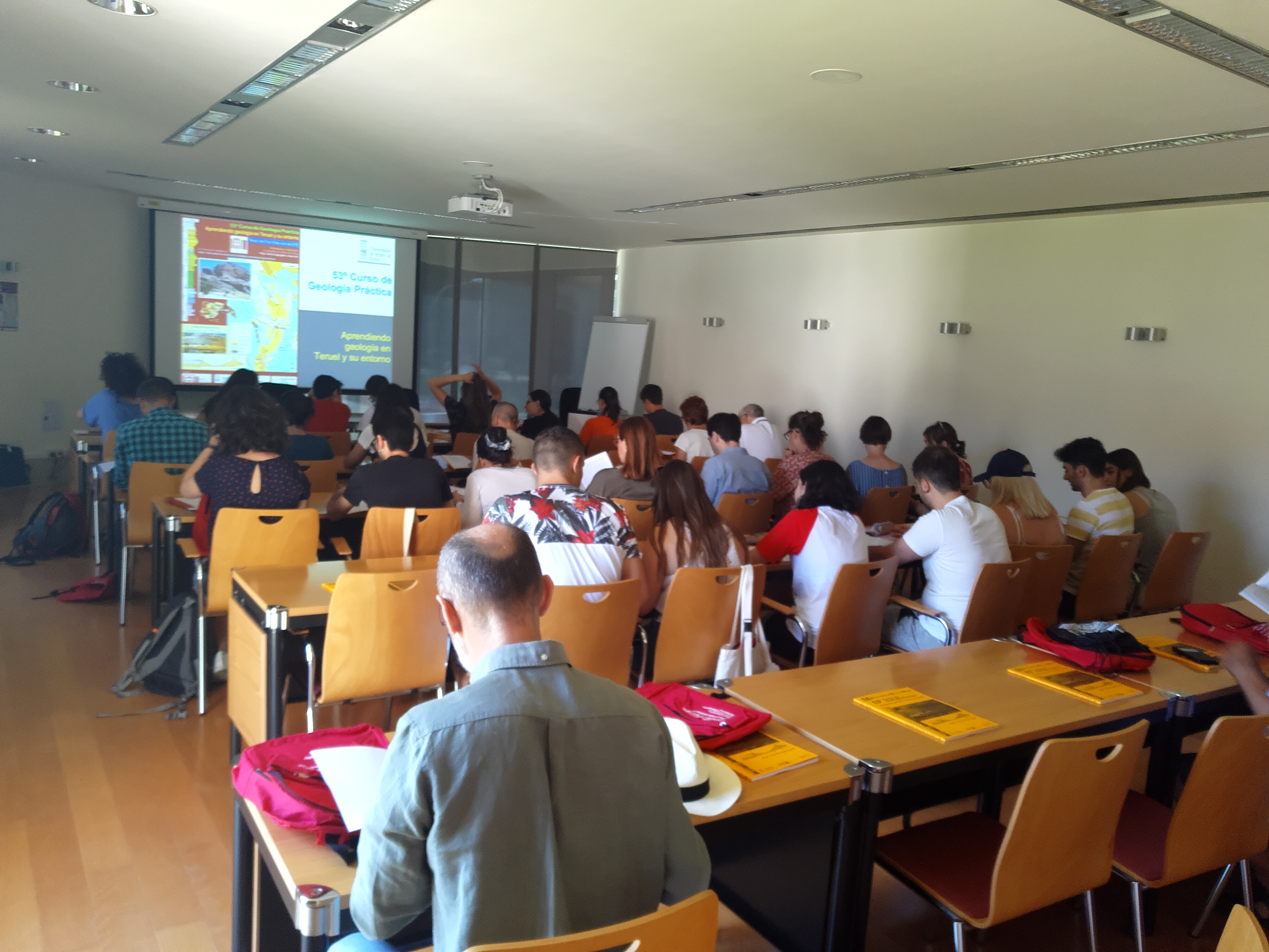 Estudiantes y miembros de GEOtransfer en jornada de campo durante la Semana de Inmersión en Ciencias de la Facultad de Ciencias de la Universidad de Zaragoza.