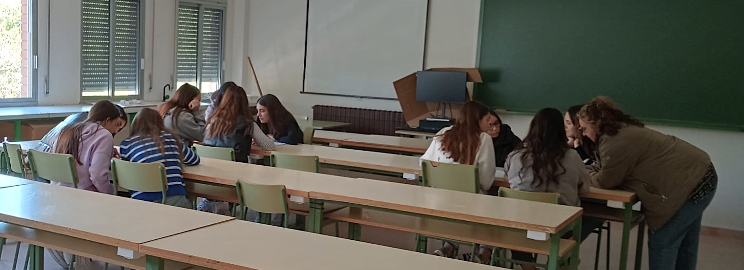 Realizando actividades en el marco de Visitas a centros de Secundaria y Bachillerato