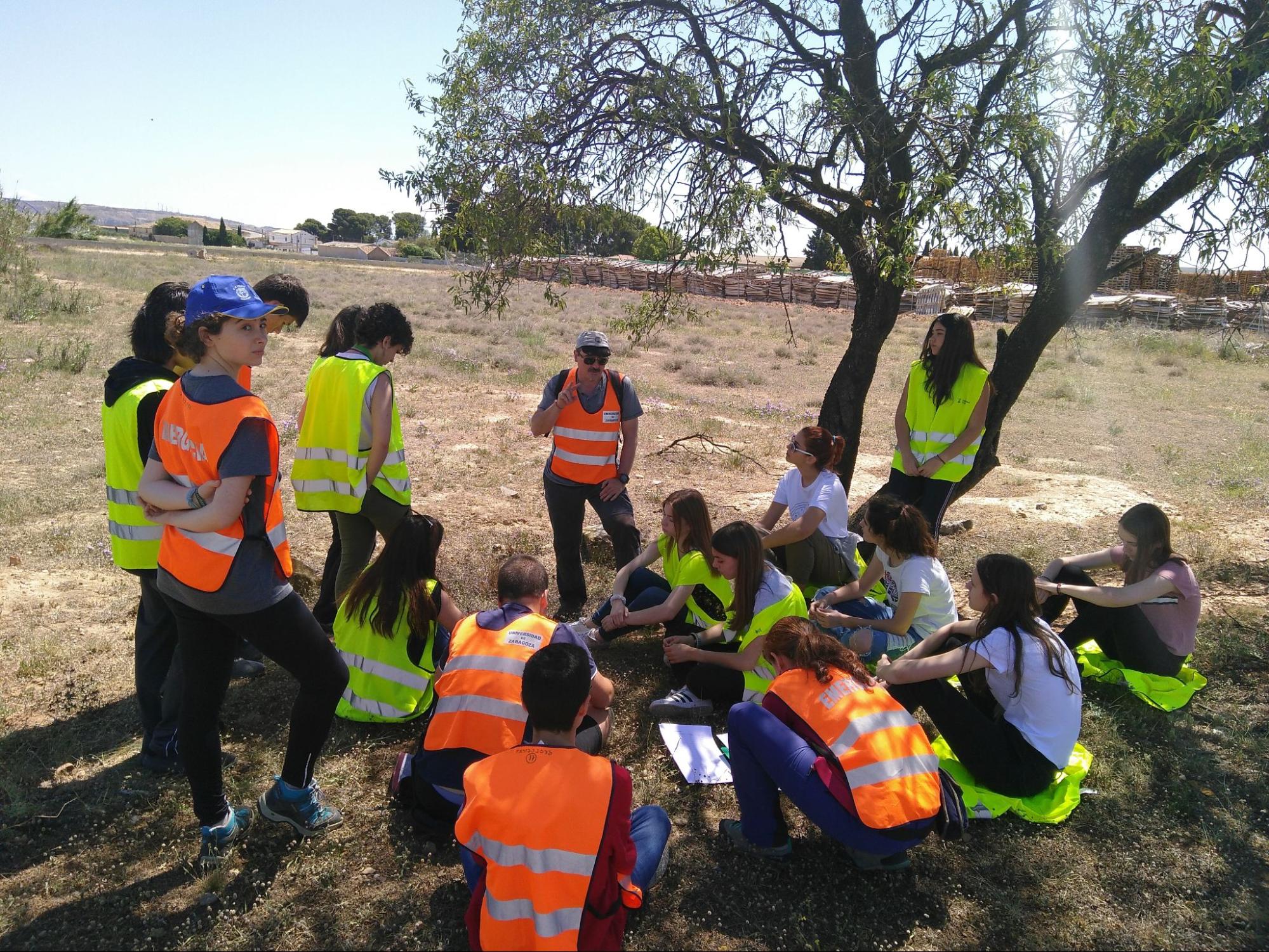 Estudiantes y miembros de GEOtransfer en jornada de campo durante la Semana de Inmersión en Ciencias de la Facultad de Ciencias de la Universidad de Zaragoza.