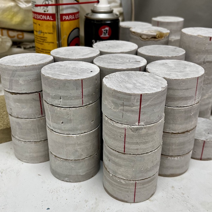 Preparación de muestras de roca para someterlas a ensayos de resistencia: para ensayos de tracción indirecta, o Brasileños. Caliza con oncolitos de Higueruelas.<br>Sample preparation for strength testing of rock specimens: for indirect tensile, or Brazilian, tests. Higueruelas limestone with oncoids.