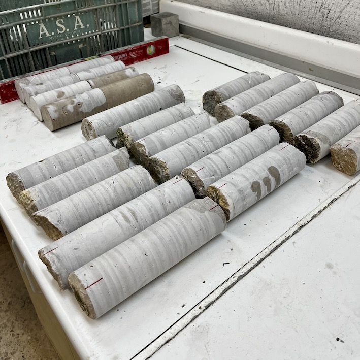 Preparación de muestras de roca para someterlas a ensayos de resistencia: para ensayos triaxiales y de compresión simple.<br>Sample preparation for strength testing of rock specimens: for triaxial and uniaxial compression tests.