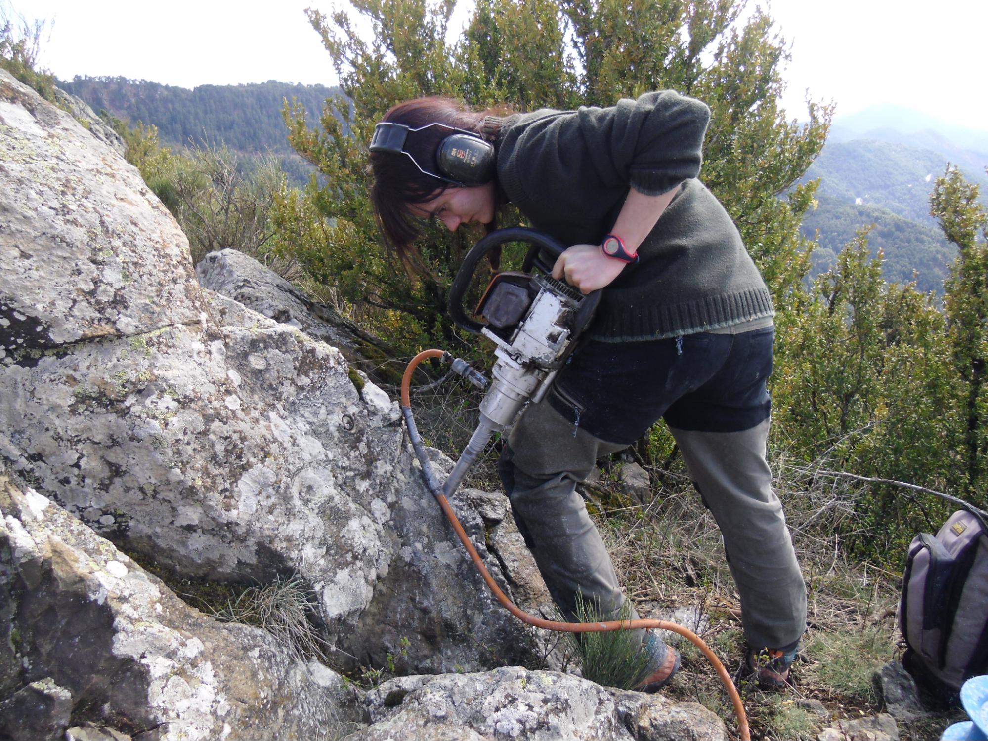 Toma de muestras con perforadora de gasolina para estudios de paleomagnetismo.<br>Sampling with a portable drill for palaeomagnetism studies.