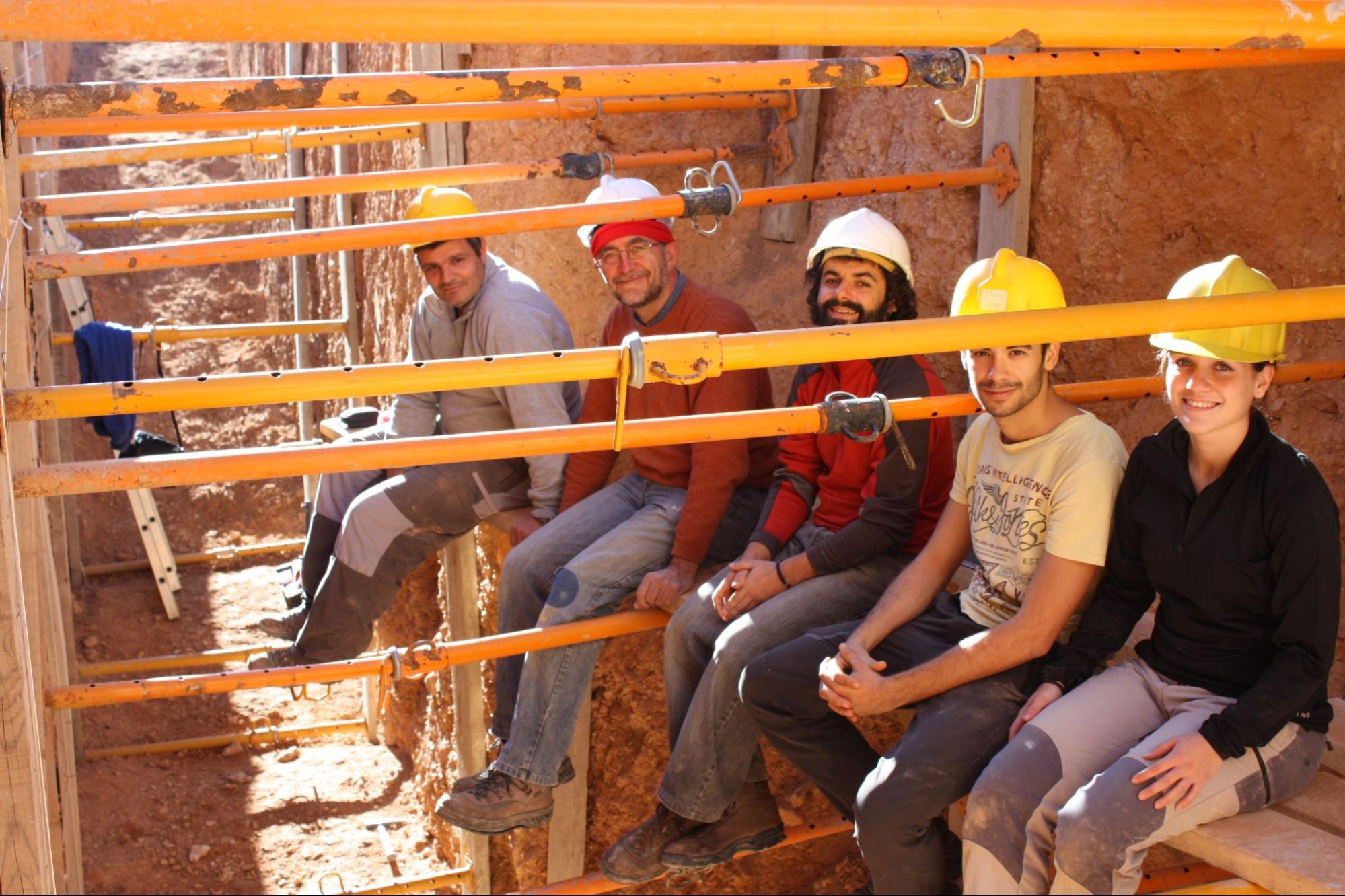  Trabajo en una trinchera en la falla de Valdecebro (Teruel).<br> Work in a trench in the Valdecebro fault (Teruel).